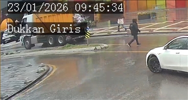 Üsküdar'da kamyonun açılan damper kapağı bir kadın ile araçlara çarptı