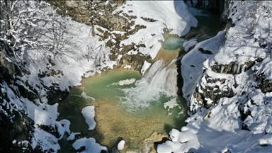 لوحة آسرة.. الثلوج تكسو بحيرة "مافي غل" وشلال "كوزالان" شمالي تركيا