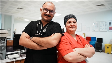 Acil serviste hemşire anne ile doktor oğlu omuz omuza mesai yapıyor