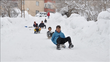 Li Bidlîsê zarokan xwe bi taxûk û naylonan şiqitandin û kêf kirin