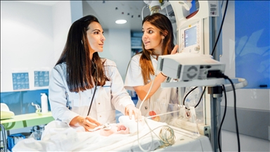 Chute de la natalité en France : un expert alerte sur le besoin d’une « immigration de masse pour le travail »