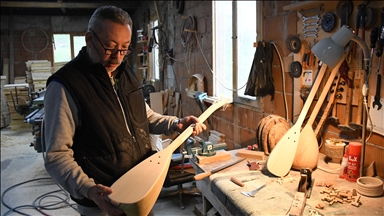 Ata yadigarı atölyede ürettiği el yapımı bağlamalarla "Anadolu'nun sesi"ni geleceğe taşıyor