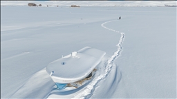 Bitlis'teki Nazik Gölü'nün yüzeyi buzla kaplandı