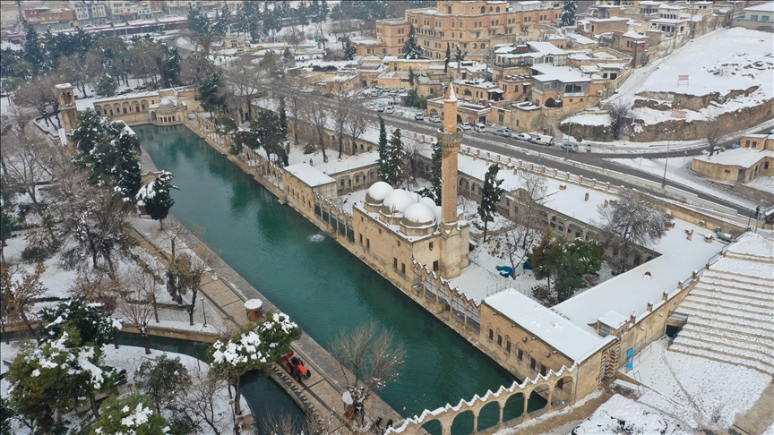 Dîmenê Gola Masiyan û avahiyên dîrokî yên li dora wê yên bi berfê nixumandî bi dronê hat kişandin