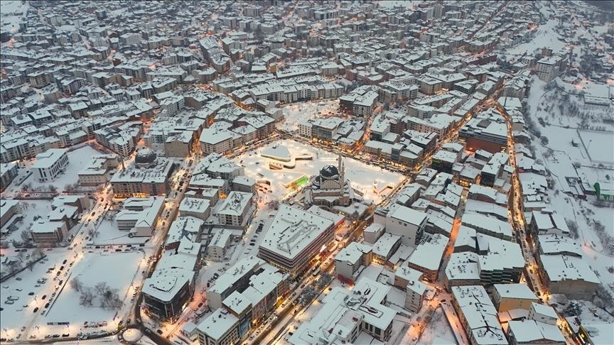 Dîmenê Bîngola bi berfê xemilî bi dronê ji jor da hat kişandin