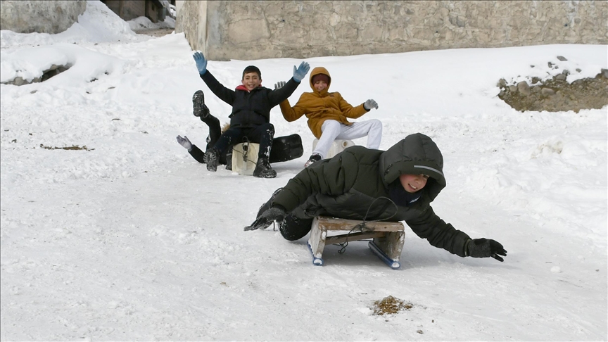 Zarokên li Qersê li ser rêya gund bi kaşokê kêf kirin