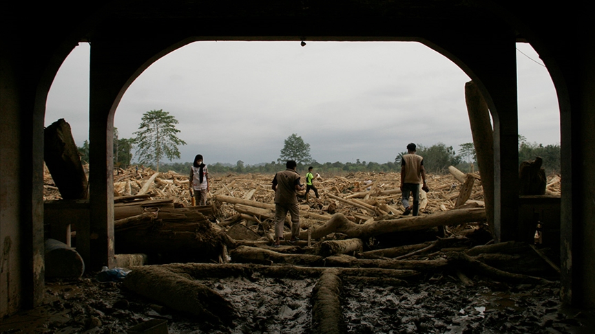 Endonezya'da meydana gelen toprak kaymasında 8 kişi öldü, 82 kişi kayboldu