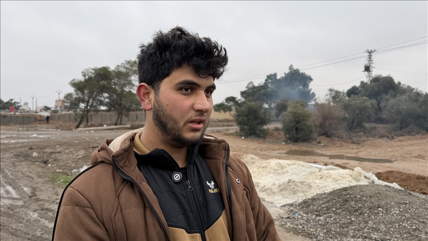 Syrie : un jeune homme attend devant une prison son frère aveugle détenu par le YPG/FDS