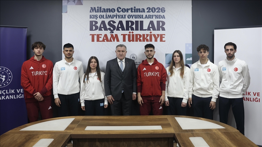 Bakan Bak, 2026 Kış Olimpiyatları'na katılacak milli sporcuları kabul etti