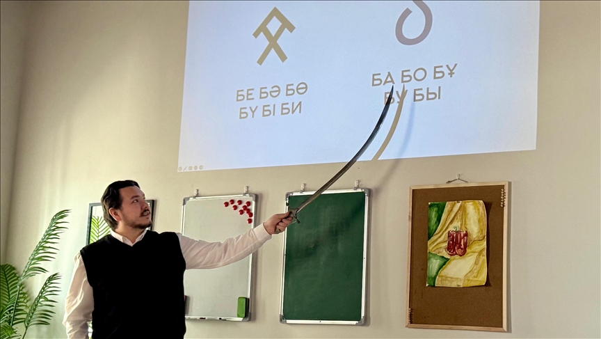 Kadim Göktürk alfabesi Kazakistan'da genç sanatçının atölyesinde yeniden hayat buluyor