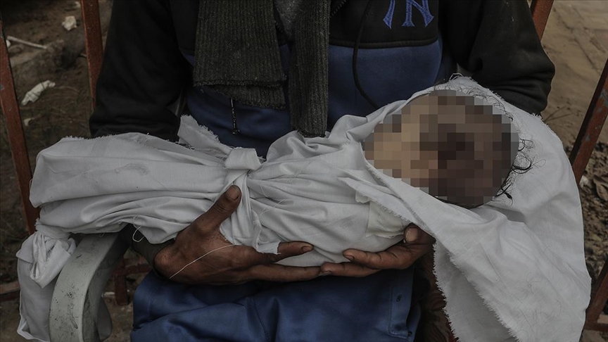 İsrail'in yakıt ve insani yardım girişini kısıtladığı Gazze'de şu ana kadar 10 çocuk soğuktan öldü