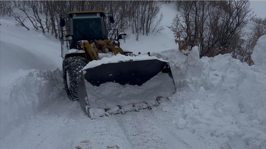 Li Meletiyê ekîbên şaredariyê dermanên nexweşê li taxa gundewar a ku rêya wê hatibû girtin  gihandinê