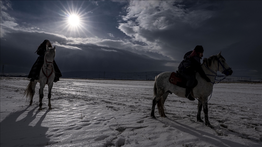 سفاري الخيل في أرضروم.. مغامرة عبر السهول والأنهار المتجمدة