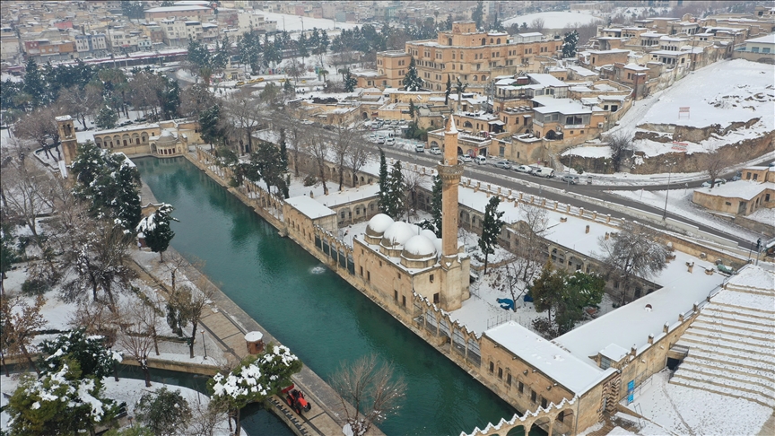 Karla kaplanan Balıklıgöl ve çevresindeki tarihi yapılar dronla görüntülendi