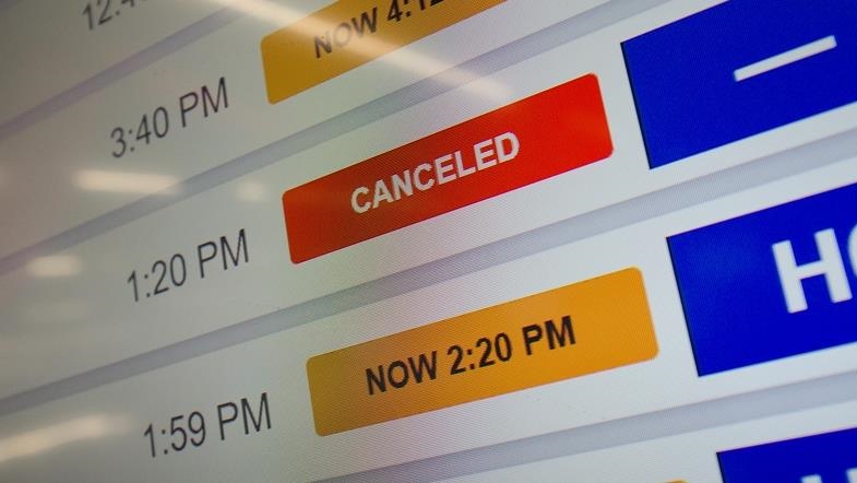 États-Unis: des milliers de vols annulés en raison d’une tempête hivernale historique