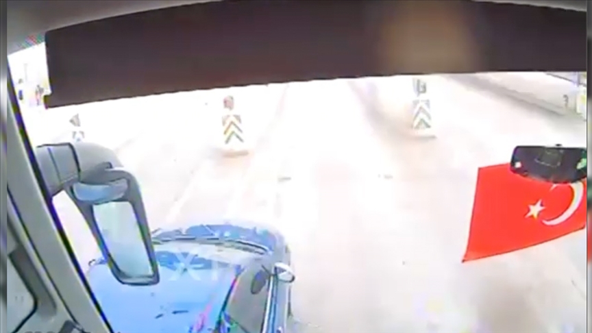 İstanbul'da yolcu otobüsünün otomobile çarpması sonucu 2 kişinin öldüğü kaza kamerada