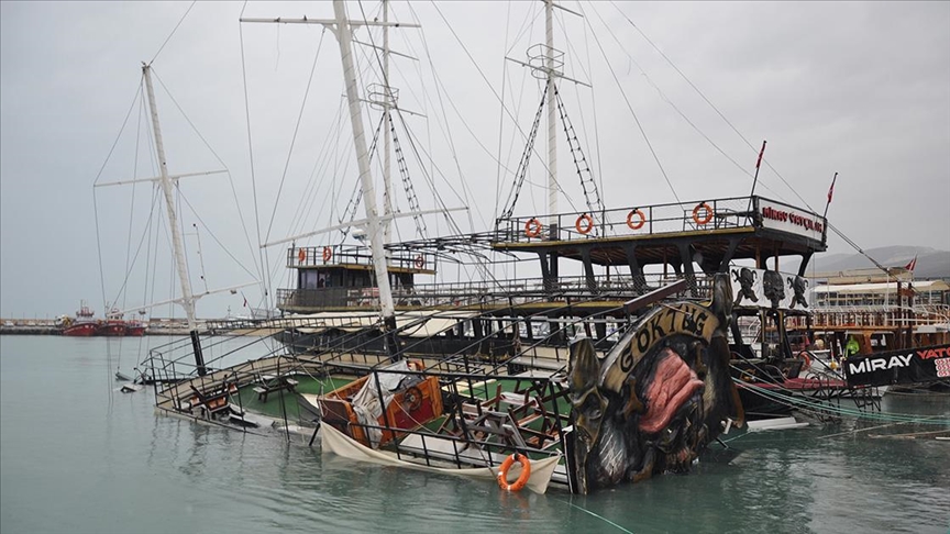 Mersin'in Silifke ilçesinde fırtına etkili oldu