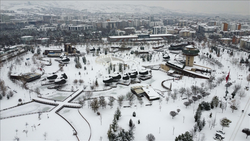 Dîmenê Elezîza bi berfê nixumandî ji jor da bi dronê hat kişandin