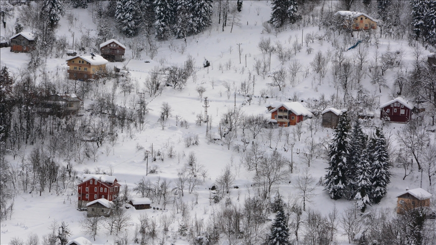 Kastamonu'da dağ köylerinde tarih kokan ahşap evler karla kaplandı