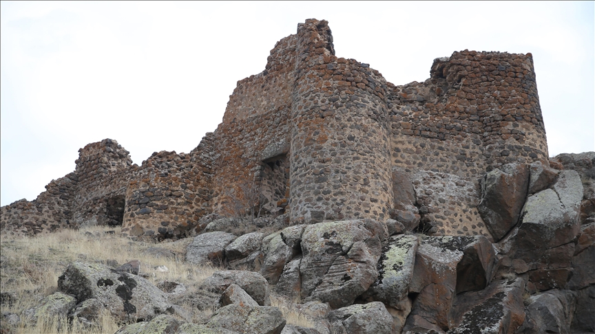 Kaya kütlesi üzerine kurulu 1000 yıllık Murtaza Kalesi zamana direniyor