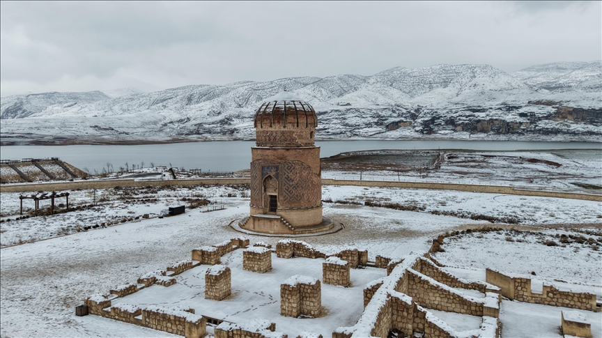 Hasankeyf'te tarihi yapılar beyaz örtüyle kaplandı