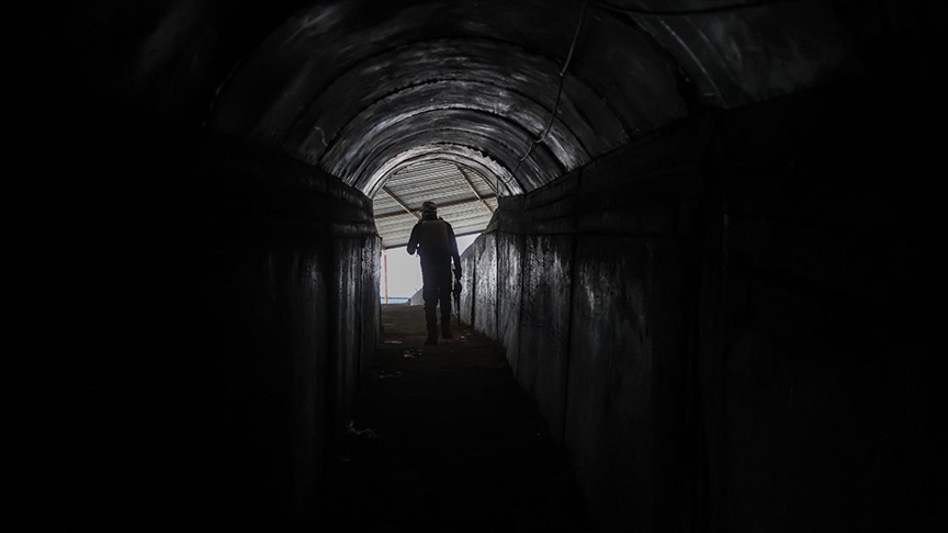 AA ekibi, Suriye'nin Ayn İsa beldesinde terör örgütü YPG'nin evlerin içinden açtığı tünelleri görüntüledi