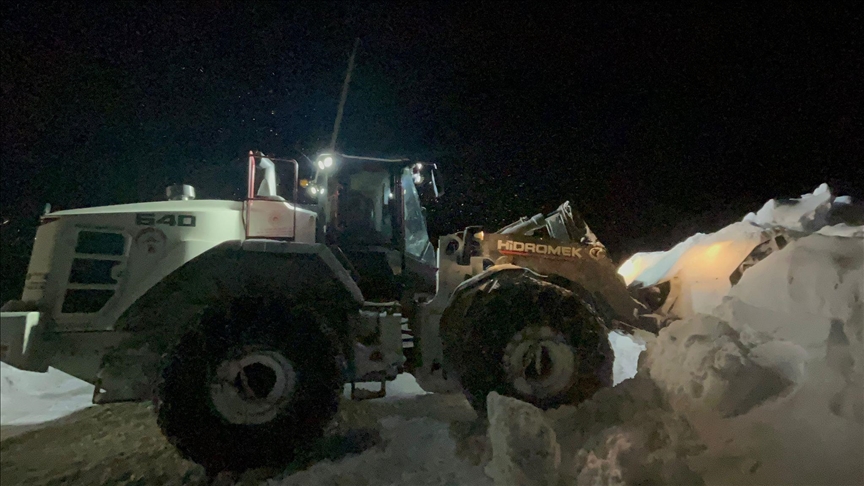Li Hekariyê ekîban kesên ji ber berf û pûkê mehsûr mabûn hatin xilaskirin