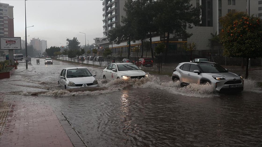 Antalya'da yağış hayatı olumsuz etkiliyor