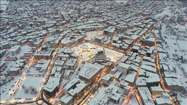 Dîmenê Bîngola bi berfê xemilî bi dronê ji jor da hat kişandin