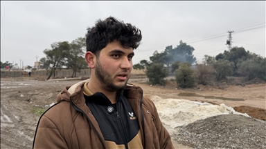 Syrie : un jeune homme attend devant une prison son frère aveugle détenu par le YPG/FDS