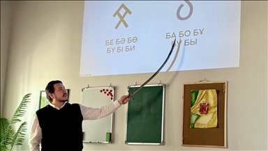 Kadim Göktürk alfabesi Kazakistan'da genç sanatçının atölyesinde yeniden hayat buluyor