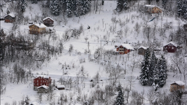 Kastamonu'da dağ köylerinde tarih kokan ahşap evler karla kaplandı