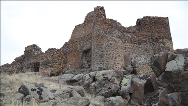 Kaya kütlesi üzerine kurulu 1000 yıllık Murtaza Kalesi zamana direniyor