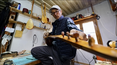 Seydikemerli Orhan usta 37 yıldır 5 metrekarelik atölyesinde bağlama ve cura üretiyor