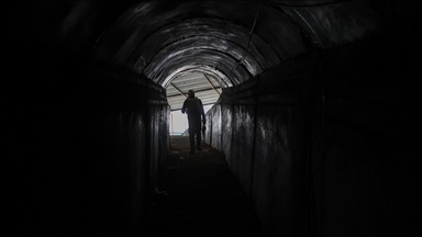 AA ekibi, Suriye'nin Ayn İsa beldesinde terör örgütü YPG'nin evlerin içinden açtığı tünelleri görüntüledi