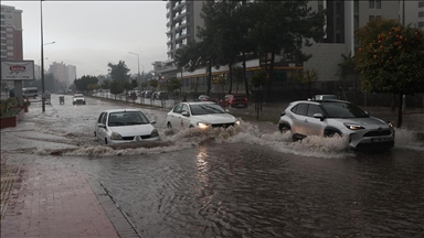 Antalya'da yağış hayatı olumsuz etkiliyor
