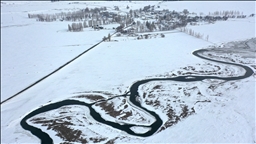 Kars'ta beyaza bürünen köy ve menderesler dronla görüntülendi