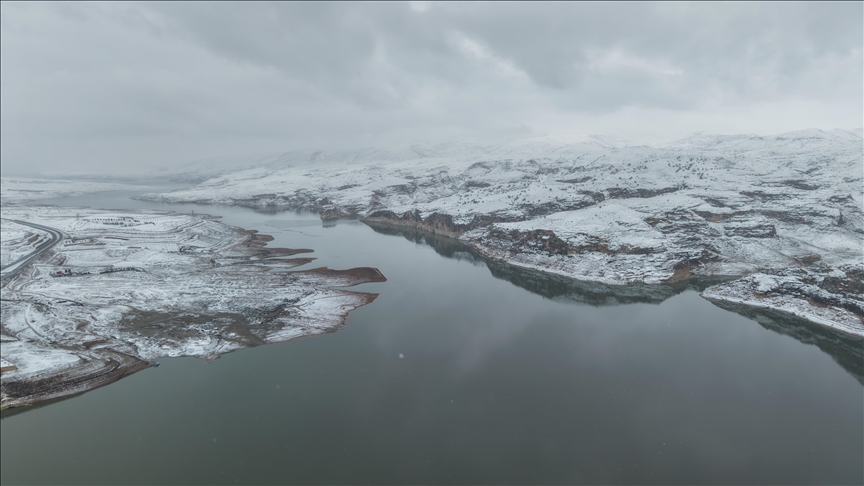 Kar yağışıyla beyaza bürünen Ilısu Barajı'nın çevresi dronla görüntülendi