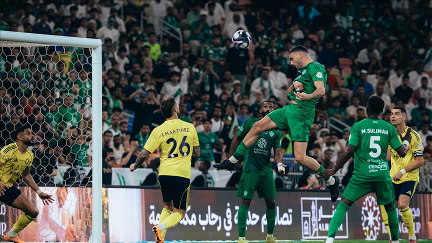 قدم.. الأهلي يواصل زحفه نحو صدارة الدوري السعودي 