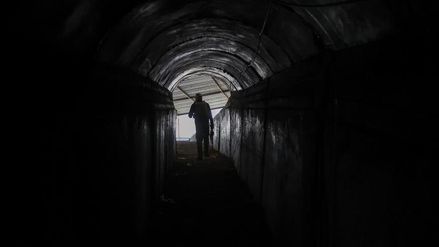 Ekîba AAyê li bajaroka Eyn Îsayê ya Sûriyeyê tunelên ku YPGya rêxistina terorê di hundirê malan da kolandine kişand