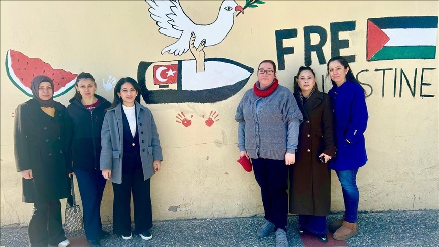 "فن في وجه الحصار".. نساء "العدالة والتنمية" التركي يرسمْن مأساة غزة