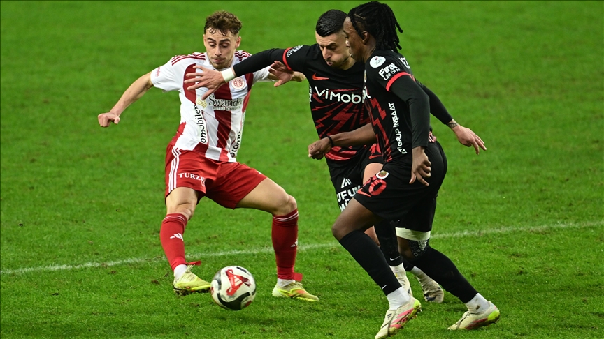 Hesap.com Antalyaspor sahasından 3 puanla ayrıldı