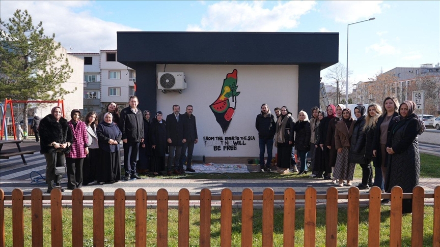 AK Parti Kadın Kolları duvar resimleriyle Gazze'deki insanlık dramına dikkati çekti