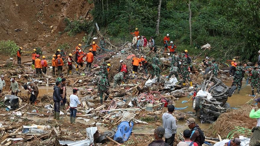 Endonezya'da meydana gelen toprak kaymasında ölü sayısı 11'e çıktı