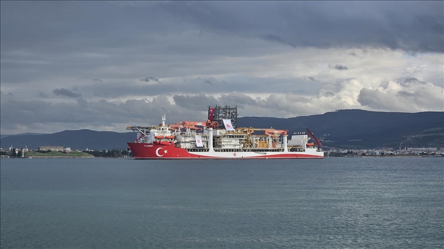 Derin deniz sondaj gemisi "Yıldırım" Çanakkale Boğazı'ndan geçti
