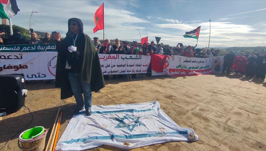 وقفة بالمغرب تنديدا برفع سائحة علم إسرائيل قرب الحدود مع الجزائر