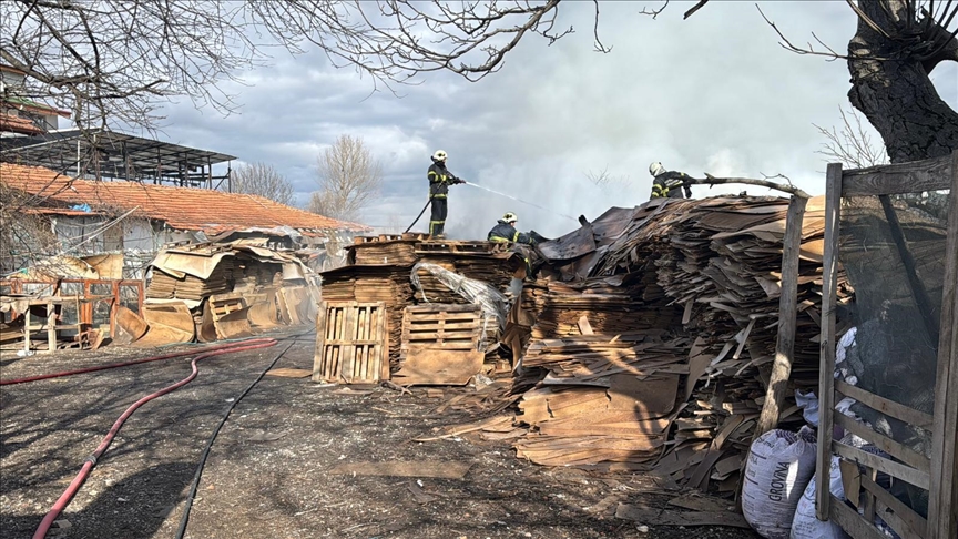 Kütahya'da mobilya atıklarının bulunduğu depoda çıkan yangın söndürüldü