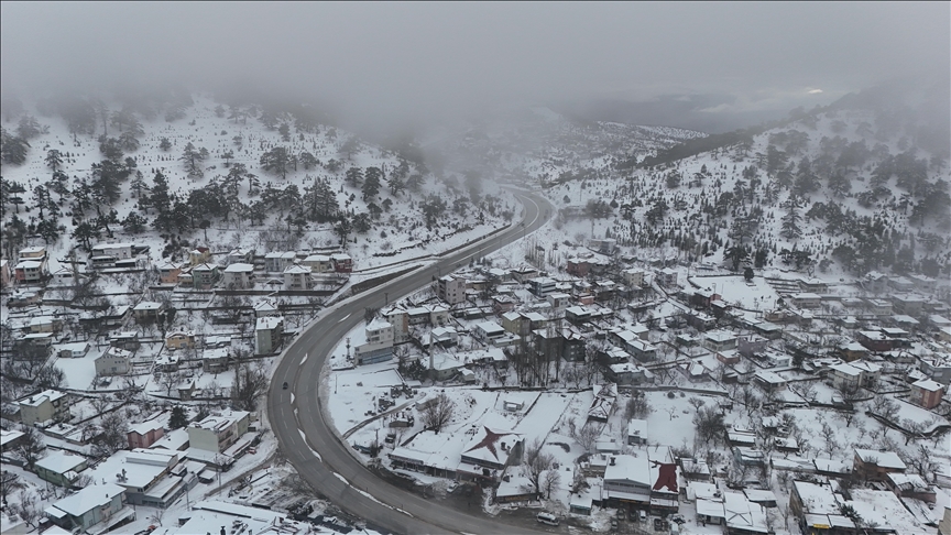 Kar yağışıyla beyaza bürünen Sertavul Yaylası dronla görüntülendi