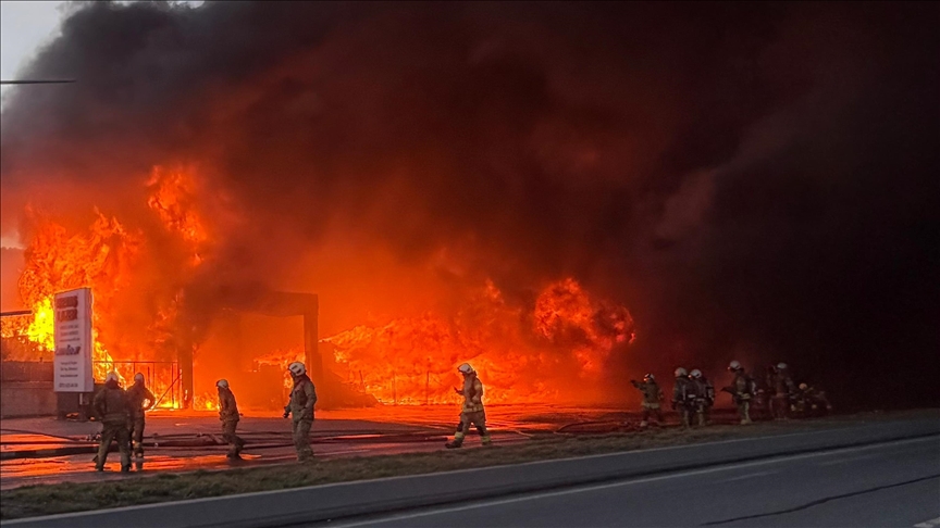 Büyükçekmece'de fabrikanın açık alanındaki yangına itfaiye müdahale ediyor