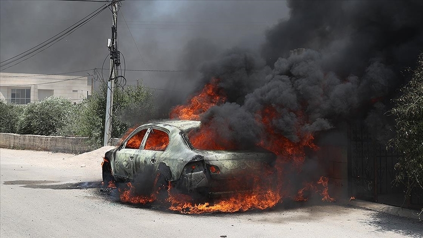 Filistin topraklarını gasbeden İsrailliler, Batı Şeria'daki Attara beldesinde iki aracı ateşe verdi